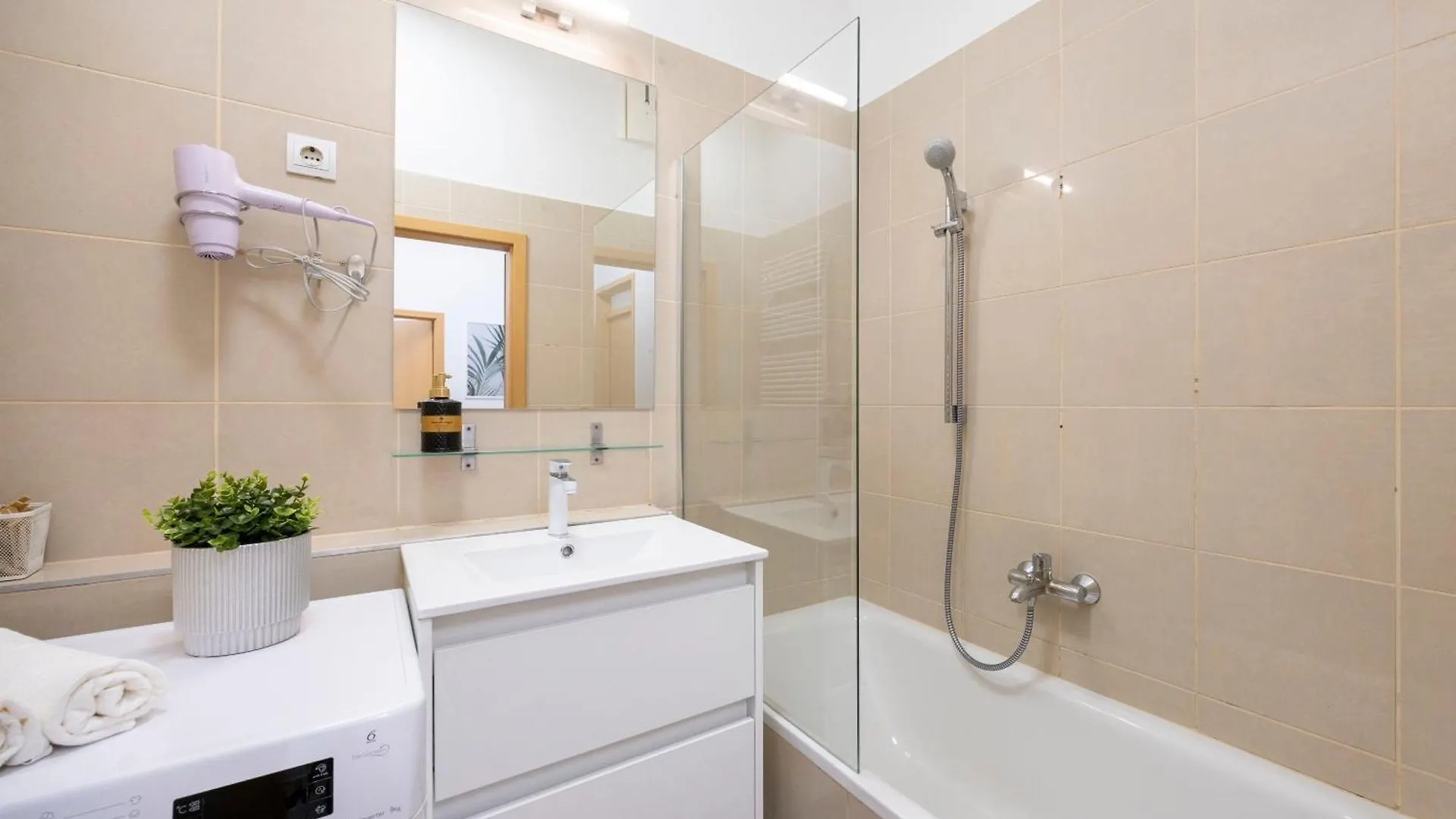 Charming City Center Suite W' 2 Bedrms In The Gozsdu Garden Budapest